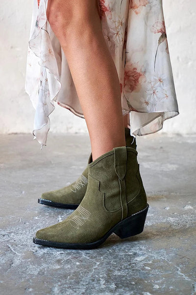 Éla™ | Short Suede Ankle Boots