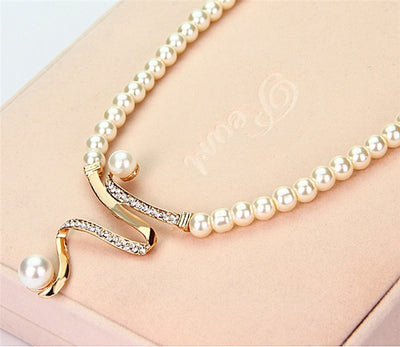 MARIA | PEARL NECKLACE AND EARRINGS SET