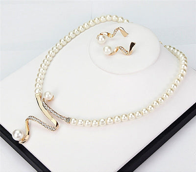 MARIA | PEARL NECKLACE AND EARRINGS SET